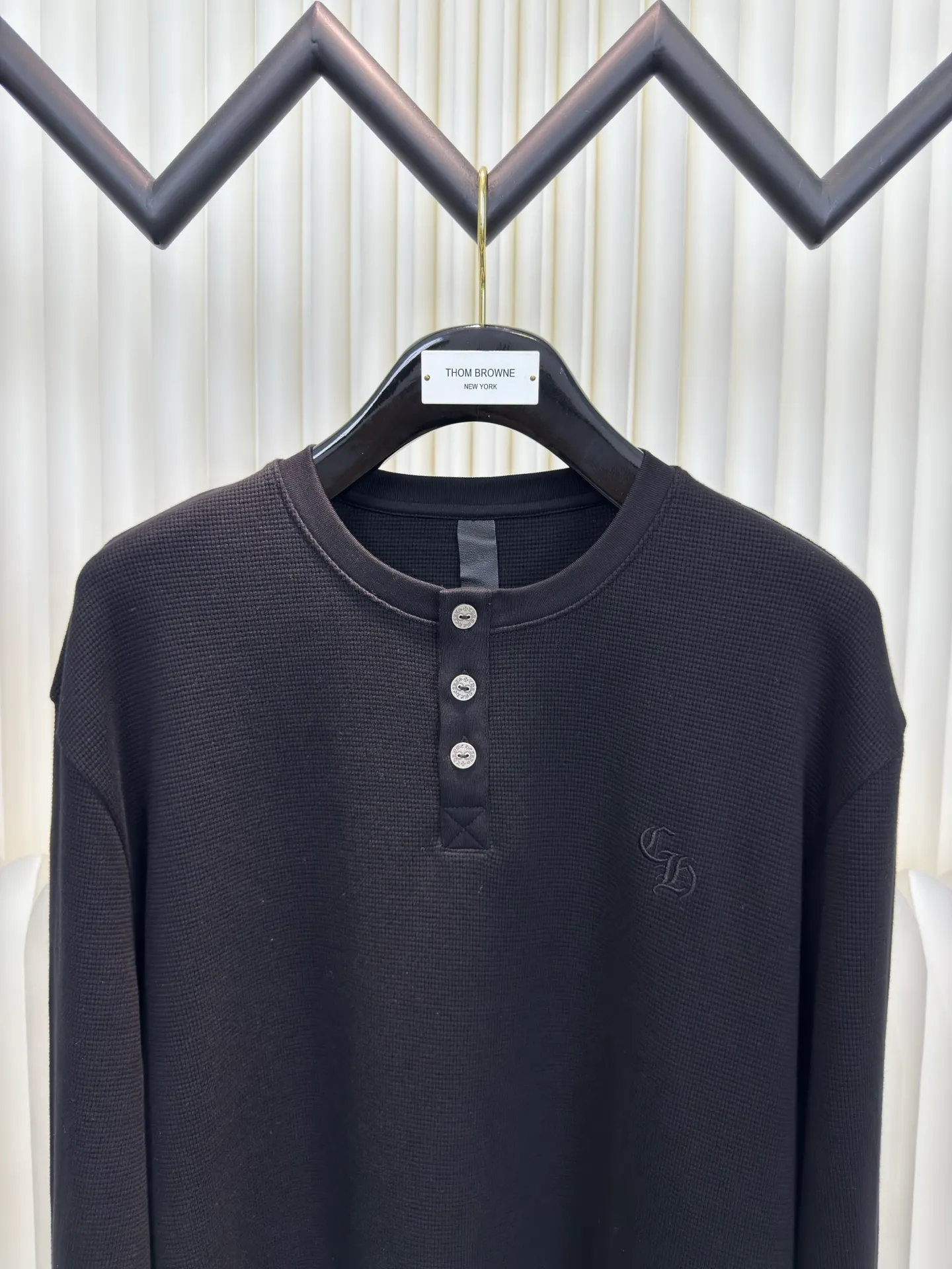 P400 Chrome Hear leather henley collar waffle sweatshirt. The fabric is made of 350g cotton waffle double-layer material before washing (to distinguish low-weight, cut corners and non-pure cotton market products). The silver buckles and scrolls are made of antique bronze and real silver (the material has reached 300+ quality in the market). The leather label is still made of genuine imported lambskin. The most important thing is the hand-sewn leather (the cost is high when it comes to manual work). A lot of effort has been put into the fabric, hardware and craftsmanship. The top quality in the market. The industry benchmark is only owned by a few people. Size S M L